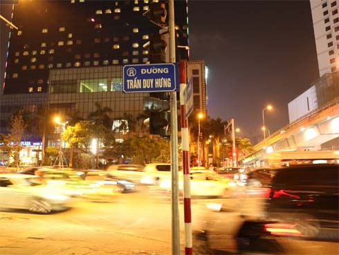 Hà Nội: Không còn cảnh tiếp viên đứng đường, xe ôm chở 3-4 cô gái trên đường Trần Duy Hưng - Ảnh 1.