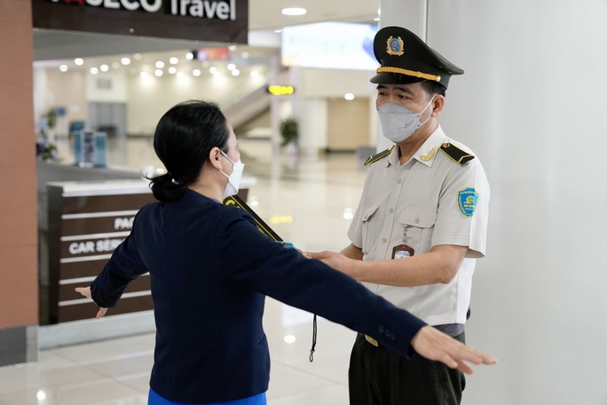 Khách bỏ quên túi xách hàng hiệu đựng 1,2 tỉ đồng cạnh băng chuyền hành lý - Ảnh 4. Khách bỏ quên túi xách hàng hiệu đựng 1,2 tỉ đồng cạnh băng chuyền hành lý - Ảnh 4.