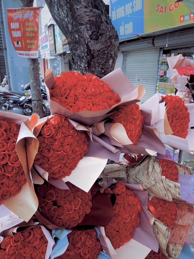 Trước thềm Valentine 14/2: Giá hoa tươi tăng nhẹ, quà càng độc lạ càng được “chốt” nhanh - Ảnh 10.
