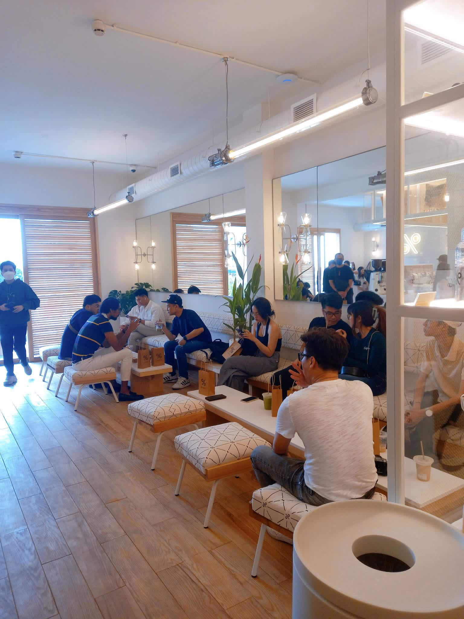 Thương hiệu cà phê Nhật Bản % Arabica khiến nhiều người tranh cãi vì giá cao hơn cả Starbucks, Highland - Ảnh 1.