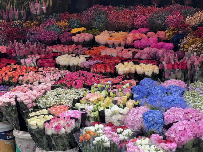 Trước thềm Valentine 14/2: Giá hoa tươi tăng nhẹ, quà càng độc lạ càng được “chốt” nhanh - Ảnh 7.