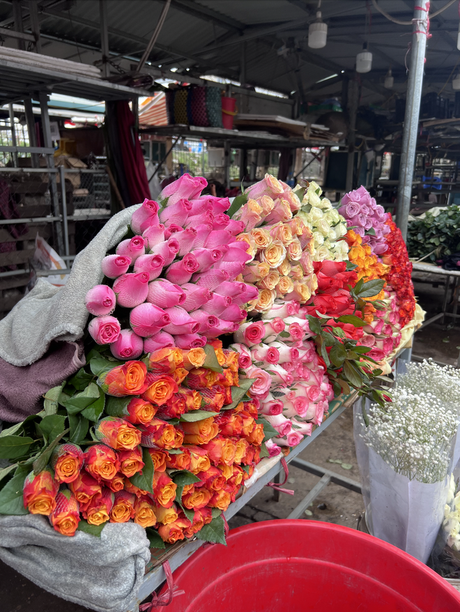 Trước thềm Valentine 14/2: Giá hoa tươi tăng nhẹ, quà càng độc lạ càng được “chốt” nhanh - Ảnh 6.