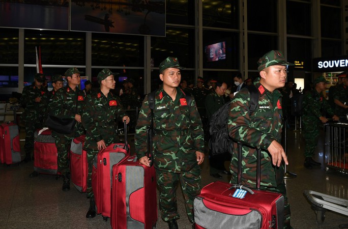 Cận cảnh máy bay cất cánh đưa đoàn Quân đội Việt Nam lên đường tới Thổ Nhĩ Kỳ cứu hộ - Ảnh 10.