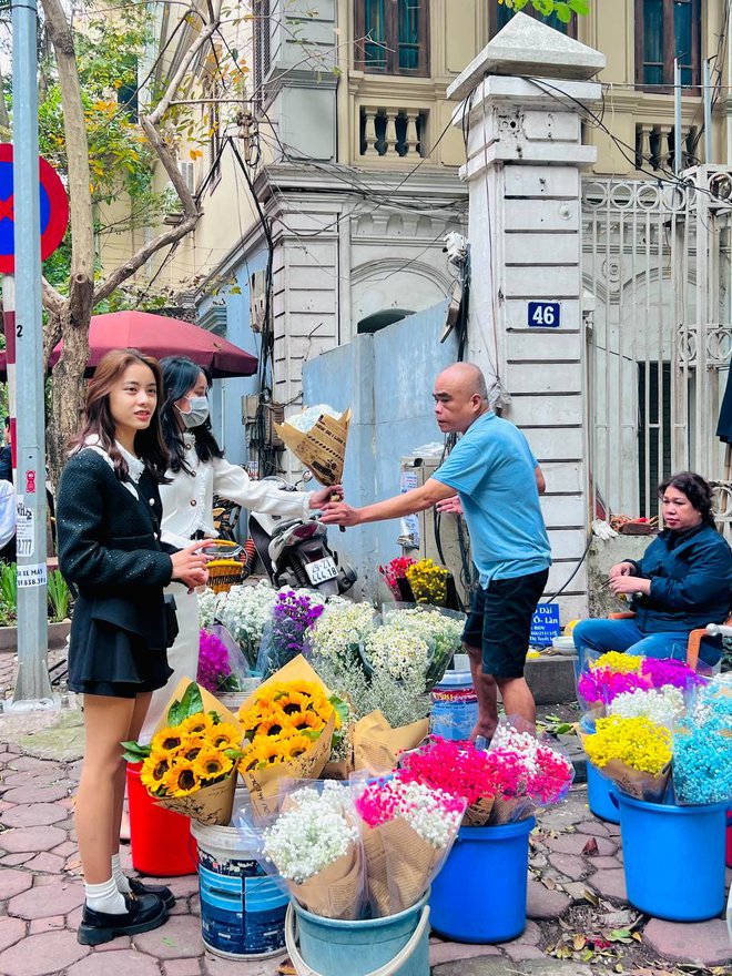 Trước thềm Valentine 14/2: Giá hoa tươi tăng nhẹ, quà càng độc lạ càng được “chốt” nhanh - Ảnh 5.