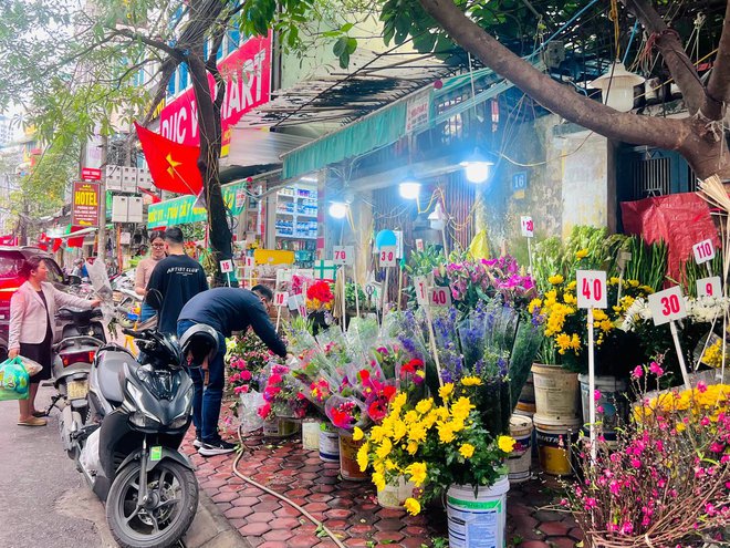 Trước thềm Valentine 14/2: Giá hoa tươi tăng nhẹ, quà càng độc lạ càng được “chốt” nhanh - Ảnh 4.