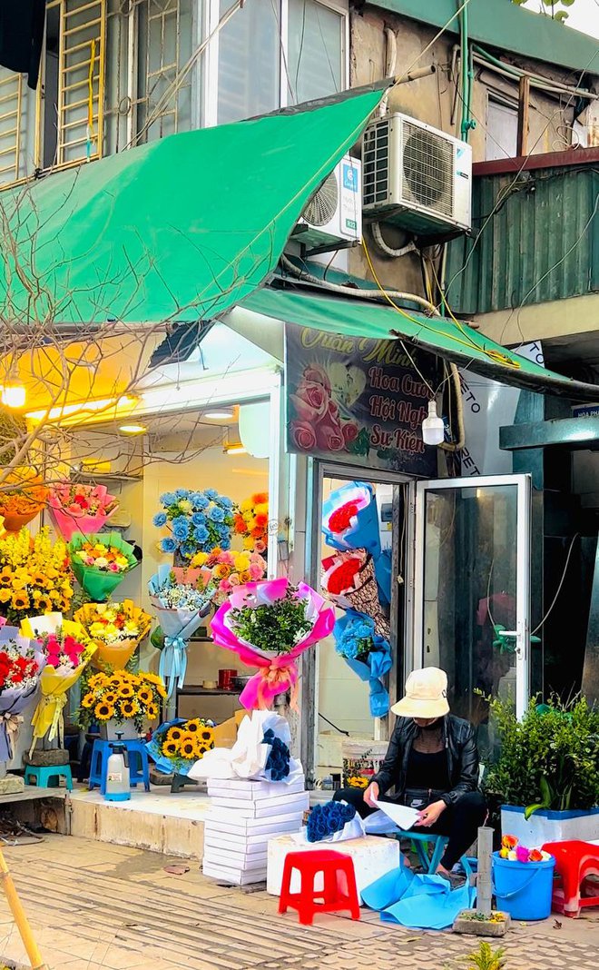 Trước thềm Valentine 14/2: Giá hoa tươi tăng nhẹ, quà càng độc lạ càng được “chốt” nhanh - Ảnh 3.