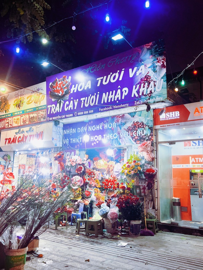 Trước thềm Valentine 14/2: Giá hoa tươi tăng nhẹ, quà càng độc lạ càng được “chốt” nhanh - Ảnh 2.