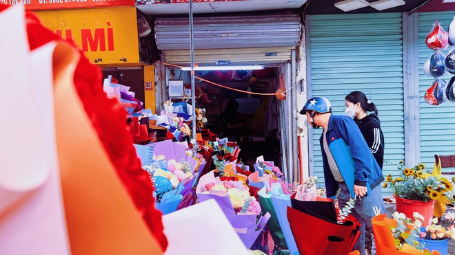 Trước thềm Valentine 14/2: Giá hoa tươi tăng nhẹ, quà càng độc lạ càng được “chốt” nhanh - Ảnh 19.