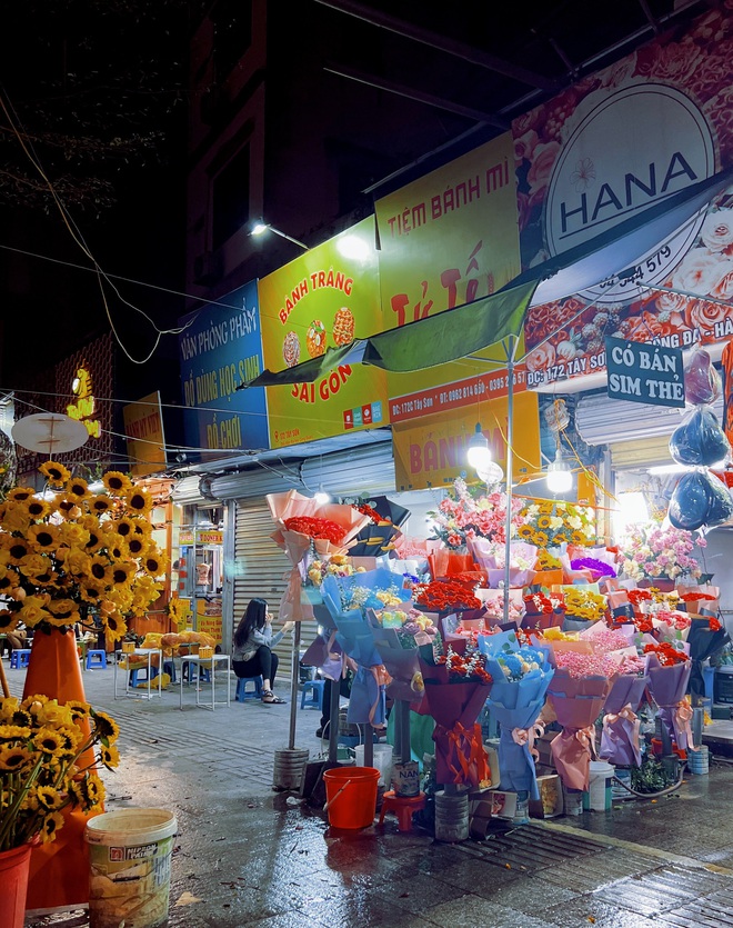 Trước thềm Valentine 14/2: Giá hoa tươi tăng nhẹ, quà càng độc lạ càng được “chốt” nhanh - Ảnh 1.