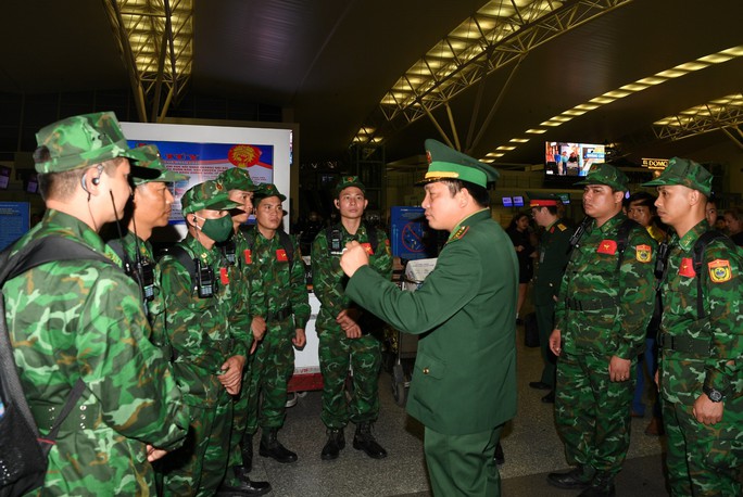 Cận cảnh máy bay cất cánh đưa đoàn Quân đội Việt Nam lên đường tới Thổ Nhĩ Kỳ cứu hộ - Ảnh 5.