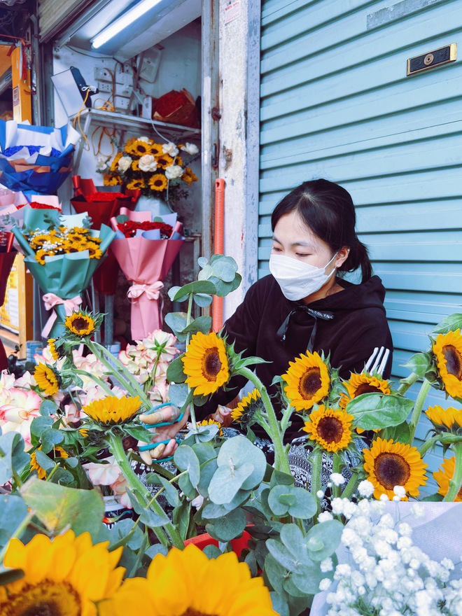 Trước thềm Valentine 14/2: Giá hoa tươi tăng nhẹ, quà càng độc lạ càng được “chốt” nhanh - Ảnh 18.