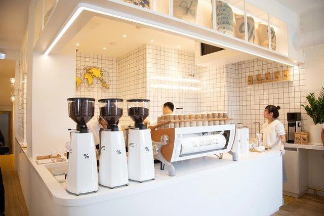 Xuất hiện thương hiệu cà phê tại Việt Nam đắt hơn cả Starbucks: Nước lọc 70.000 đồng, món cao nhất có giá... 145.000 đồng - Ảnh 1.
