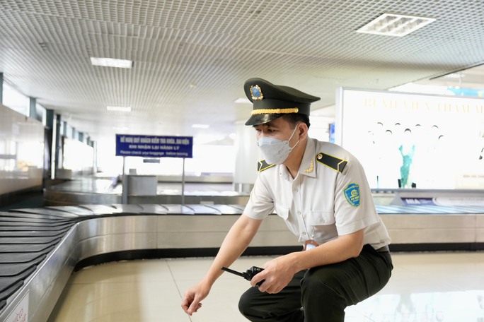 Khách bỏ quên túi xách hàng hiệu đựng 1,2 tỉ đồng cạnh băng chuyền hành lý - Ảnh 1. Khách bỏ quên túi xách hàng hiệu đựng 1,2 tỉ đồng cạnh băng chuyền hành lý - Ảnh 1.