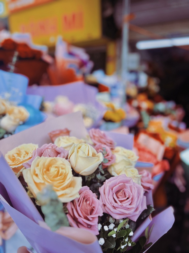 Trước thềm Valentine 14/2: Giá hoa tươi tăng nhẹ, quà càng độc lạ càng được “chốt” nhanh - Ảnh 14.