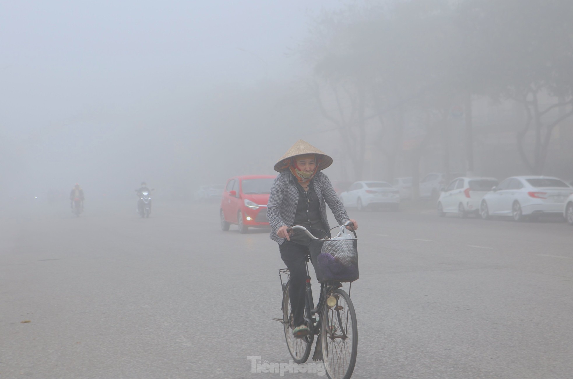 Thành phố Hà Tĩnh chìm trong sương mù dày đặc - Ảnh 7.