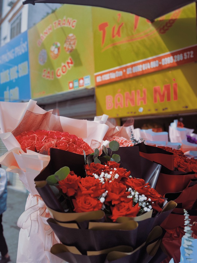 Trước thềm Valentine 14/2: Giá hoa tươi tăng nhẹ, quà càng độc lạ càng được “chốt” nhanh - Ảnh 12.