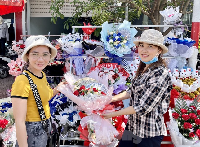 Giới trẻ xếp hàng mua socola, thưởng thức đồ uống miễn phí dịp lễ Tình nhân - Ảnh 1.