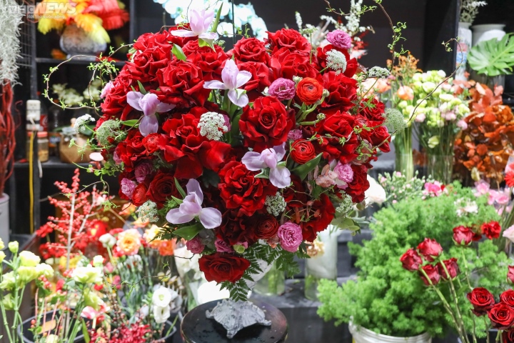 Chi 15 triệu đồng mua một bình hoa ngoại làm quà Valentine - Ảnh 1.