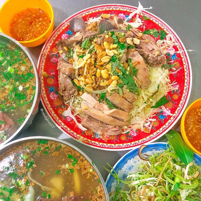 Điểm tên 5 khu chung cư cũ được mệnh danh là “thánh địa” ăn uống của TP.HCM - Ảnh 36.