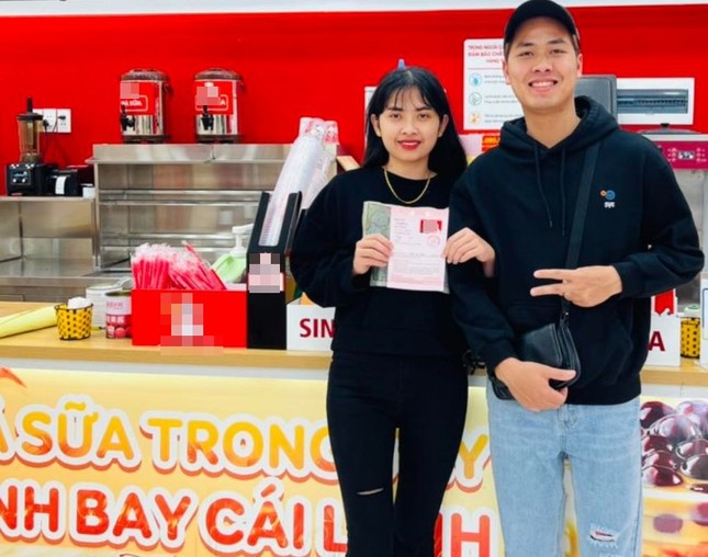 Giới trẻ xếp hàng mua socola, thưởng thức đồ uống miễn phí dịp lễ Tình nhân - Ảnh 10.