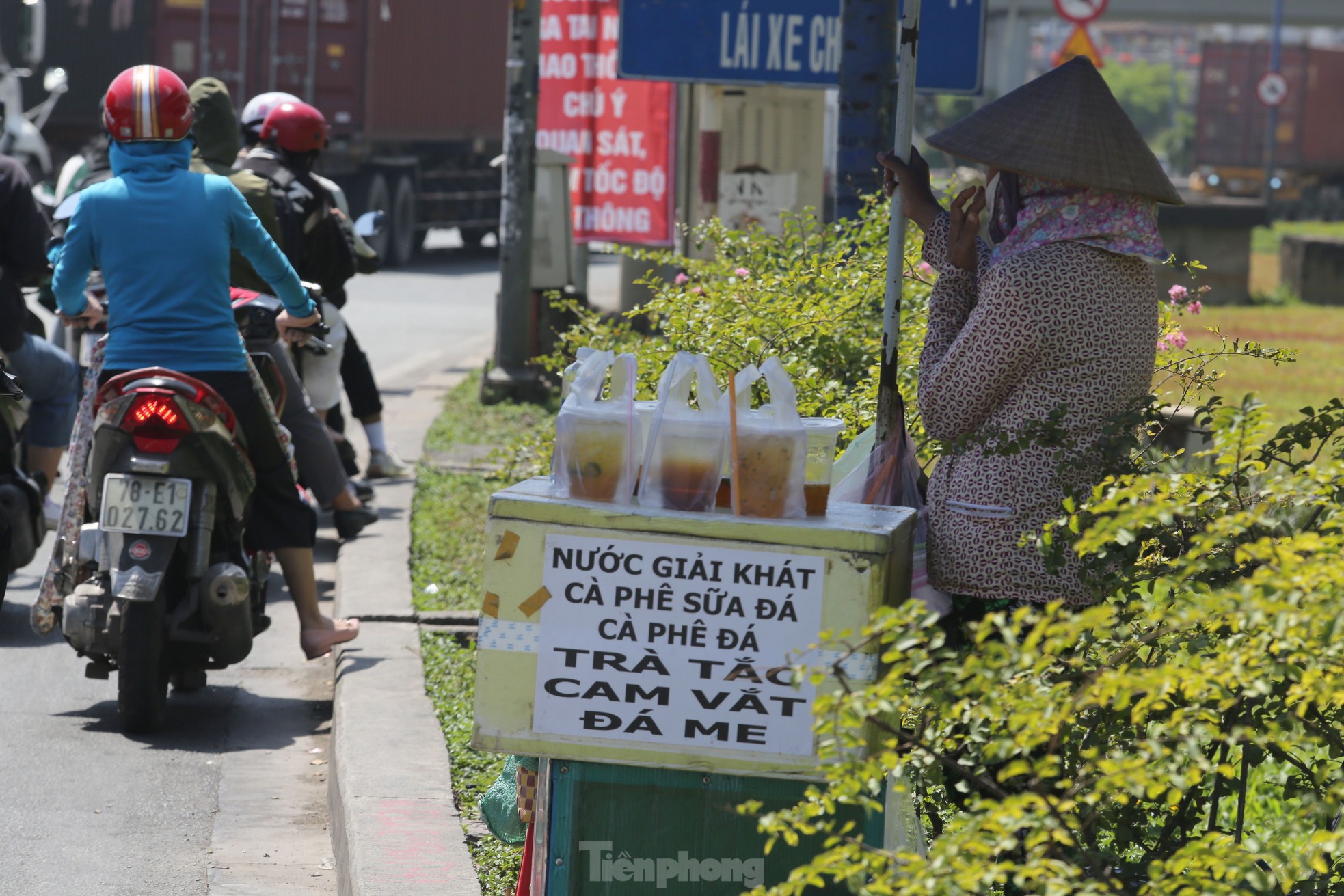 Người Sài Gòn quay quắt với cái nắng như đổ lửa - Ảnh 11.