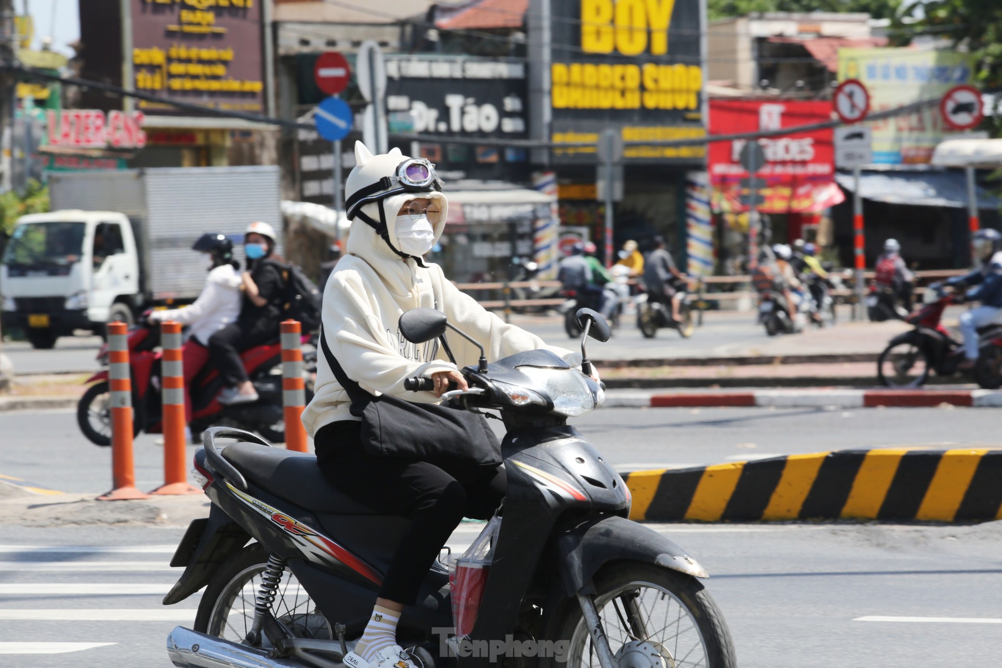 Người Sài Gòn quay quắt với cái nắng như đổ lửa - Ảnh 7.