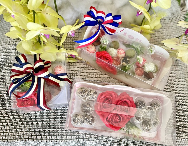 Giới trẻ xếp hàng mua socola, thưởng thức đồ uống miễn phí dịp lễ Tình nhân - Ảnh 3.