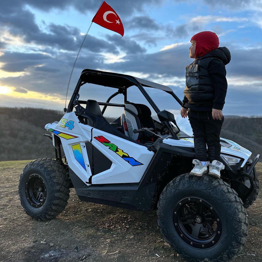 Đẳng cấp rich kid 3 tuổi lái siêu xe bằng cả gia tài: Có tầm ảnh hưởng đến ngành công nghiệp ô tô thế giới, danh tính người cha gây ngỡ ngàng - Ảnh 10.