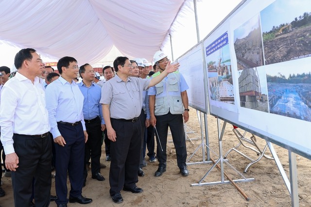 Thủ tướng Phạm Minh Chính kiểm tra dự án cầu Rạch Miễu 2 - Ảnh 3.