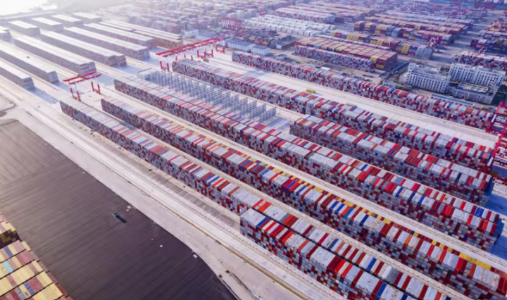 Container rỗng chất đống tại các cảng quốc tế - Ảnh 1.