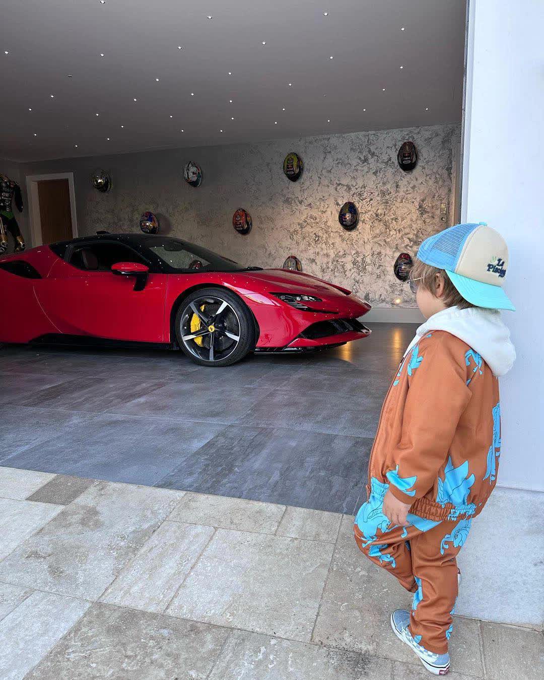 Đẳng cấp rich kid 3 tuổi lái siêu xe bằng cả gia tài: Có tầm ảnh hưởng đến ngành công nghiệp ô tô thế giới, danh tính người cha gây ngỡ ngàng - Ảnh 9.