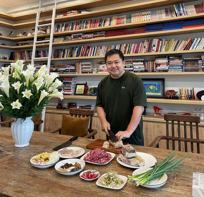  Chủ tịch FPT đích thân hướng dẫn nấu tô phở bò “ngon thứ nhì” Hà Nội, vô tình để lộ một thứ khiến dân tình xuýt xoa  - Ảnh 7.