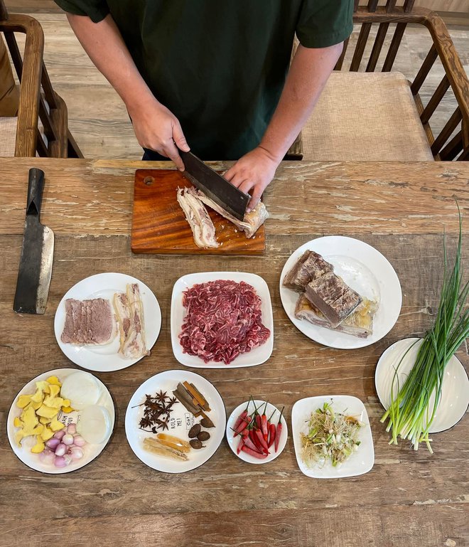  Chủ tịch FPT đích thân hướng dẫn nấu tô phở bò “ngon thứ nhì” Hà Nội, vô tình để lộ một thứ khiến dân tình xuýt xoa  - Ảnh 5.