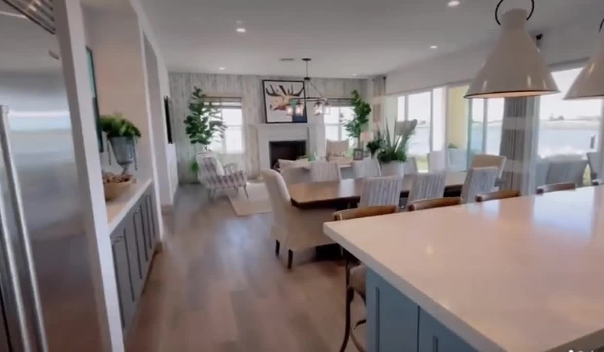 Phạm Hương được ông xã tặng biệt thự sang chảnh giữa trời Tây có view sông bạc tỷ - Ảnh 1.