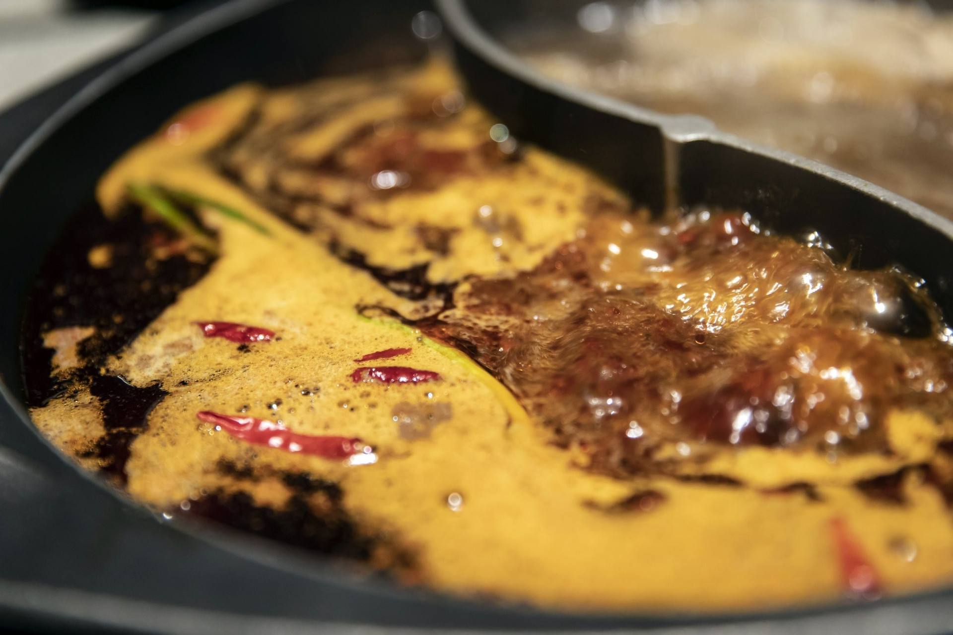 Độc lạ Trung Quốc: Đây là cách những chiếc máy bay chở khách cất cánh bằng... nồi lẩu - Ảnh 3. Độc lạ Trung Quốc: Đây là cách những chiếc máy bay chở khách cất cánh bằng... nồi lẩu - Ảnh 3.