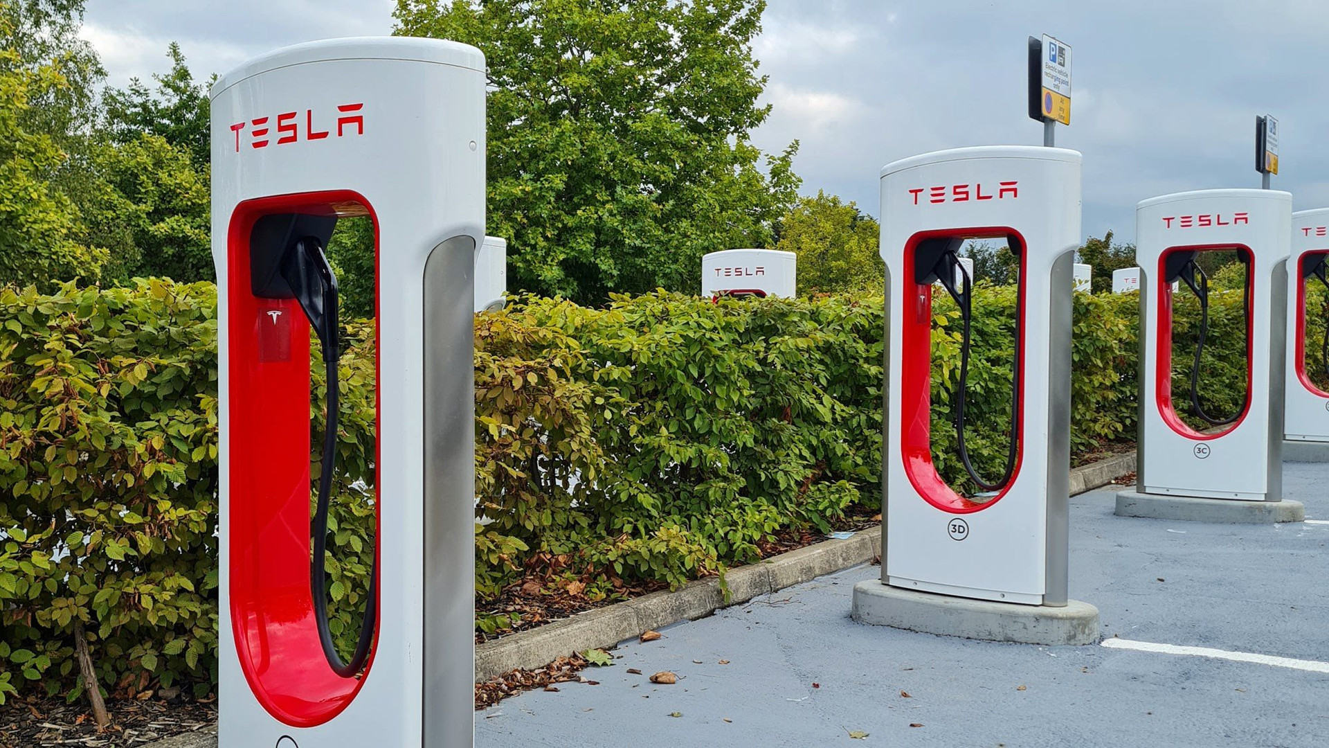Tesla sắp chính thức chia sẻ hệ thống sạc siêu nhanh tại Mỹ, người mua xe VinFast tha hồ dùng ké - Ảnh 1.