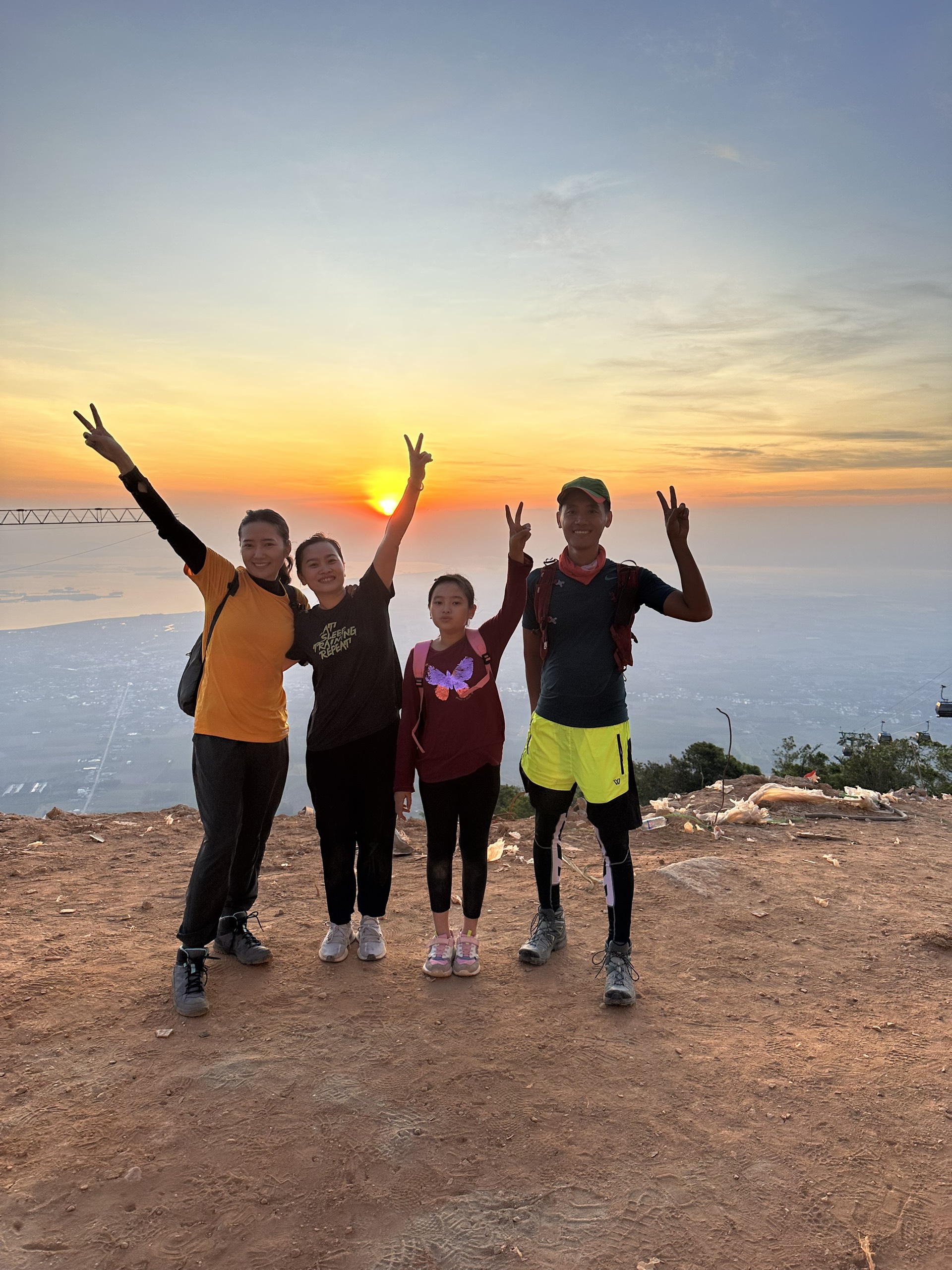 Đánh liều đưa con tham gia trải nghiệm leo núi vào đêm khuya, nữ văn phòng chia sẻ một hành trình thót tim không thể tin được! - Ảnh 6.