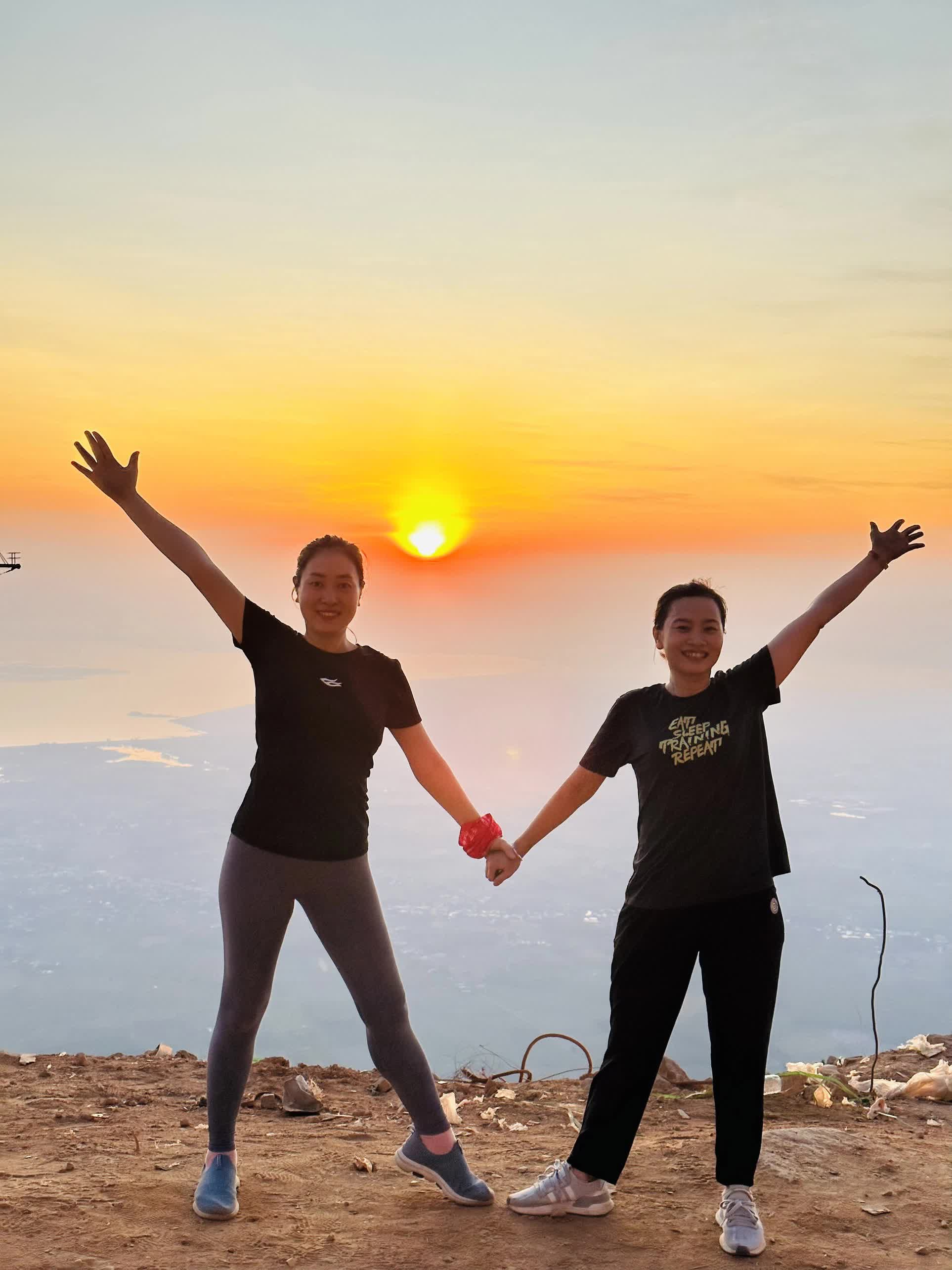 Đánh liều đưa con tham gia trải nghiệm leo núi vào đêm khuya, nữ văn phòng chia sẻ một hành trình thót tim không thể tin được! - Ảnh 4.