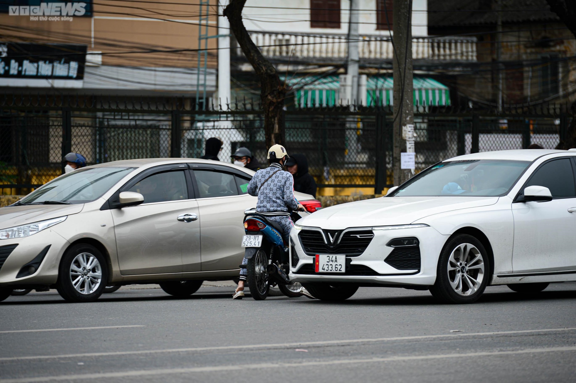 Xe máy nối đuôi nhau đi ngược chiều, cắt mặt ô tô trên đường Giải Phóng, Hà Nội - Ảnh 8.