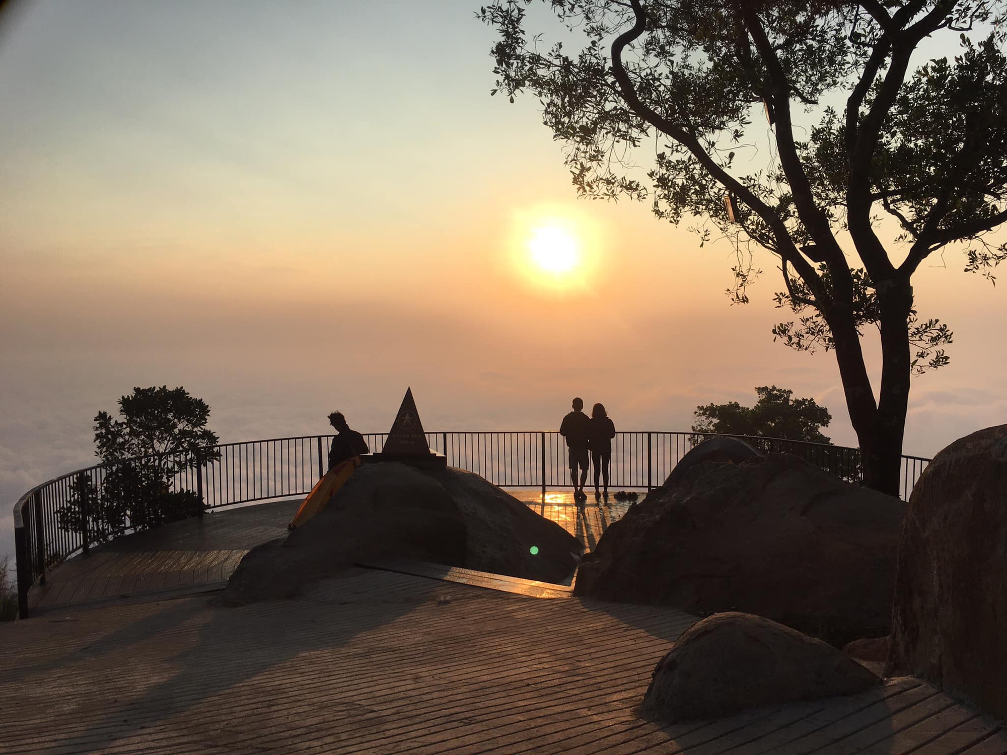 Đánh liều đưa con tham gia trải nghiệm leo núi vào đêm khuya, nữ văn phòng chia sẻ một hành trình thót tim không thể tin được! - Ảnh 3.