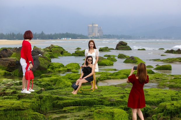 Ảnh: Chen chân chụp ảnh bãi rêu tuyệt đẹp ven biển Đà Nẵng - Ảnh 15.