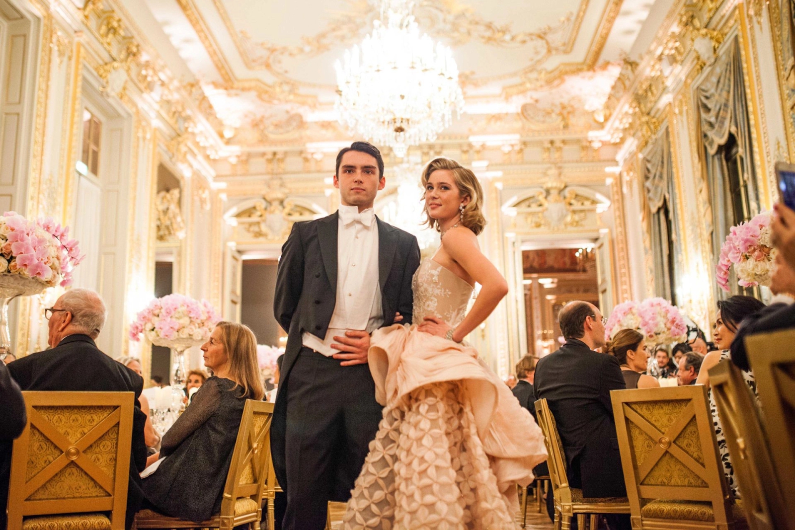 Nghe bố mẹ nói nhà mình nghèo lắm suốt tuổi thơ, cô gái 19 tuổi mới ngỡ ngàng phát hiện gia thế khủng - Ảnh 4.