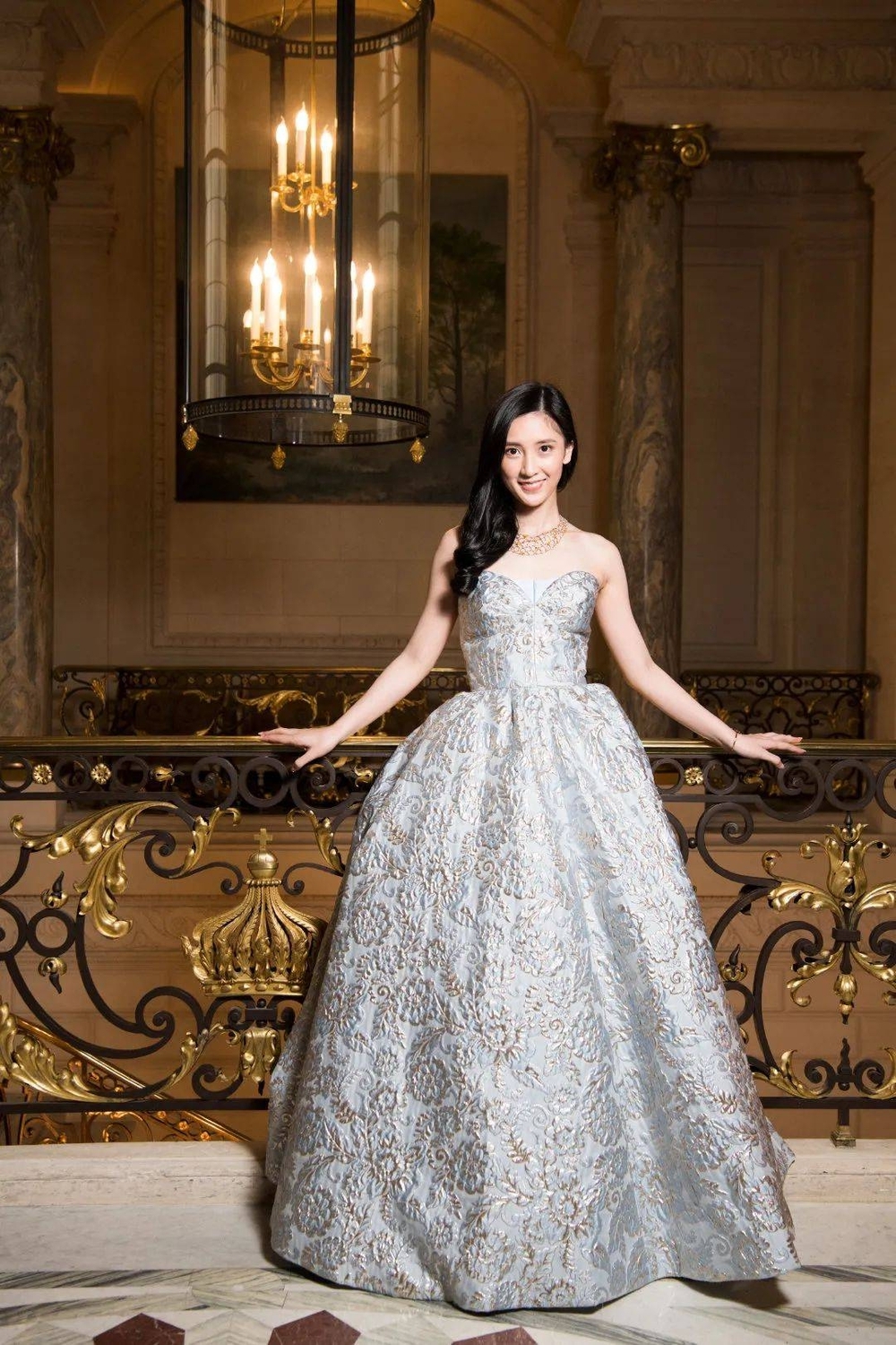 Nghe bố mẹ nói nhà mình nghèo lắm suốt tuổi thơ, cô gái 19 tuổi mới ngỡ ngàng phát hiện gia thế khủng - Ảnh 1.