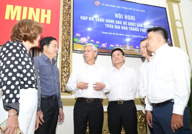 Bí thư TPHCM xem mình là thủ môn, đội ngũ doanh nhân là hàng tiền đạo - Ảnh 5. Bí thư TPHCM xem mình là thủ môn, đội ngũ doanh nhân là hàng tiền đạo - Ảnh 5.