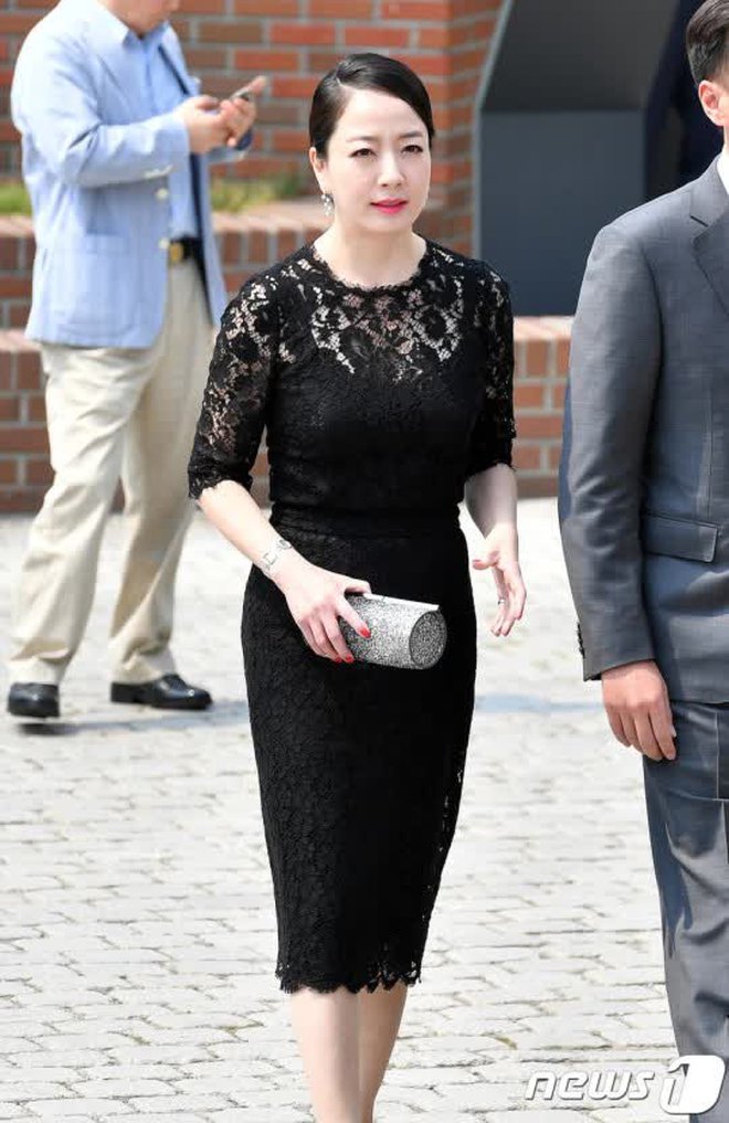 Cánh cổng hào môn không yên ả của các nàng dâu: Người phải dậy từ 4h sáng; người bị nhà chồng xem thường, chỉ nói tiếng Anh để cô lập - Ảnh 4.