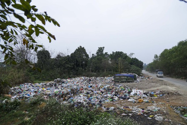  Hà Nội: Người dân dựng lán, chặn xe vào bãi rác Xuân Sơn khiến hàng nghìn tấn rác ùn ứ - Ảnh 12.