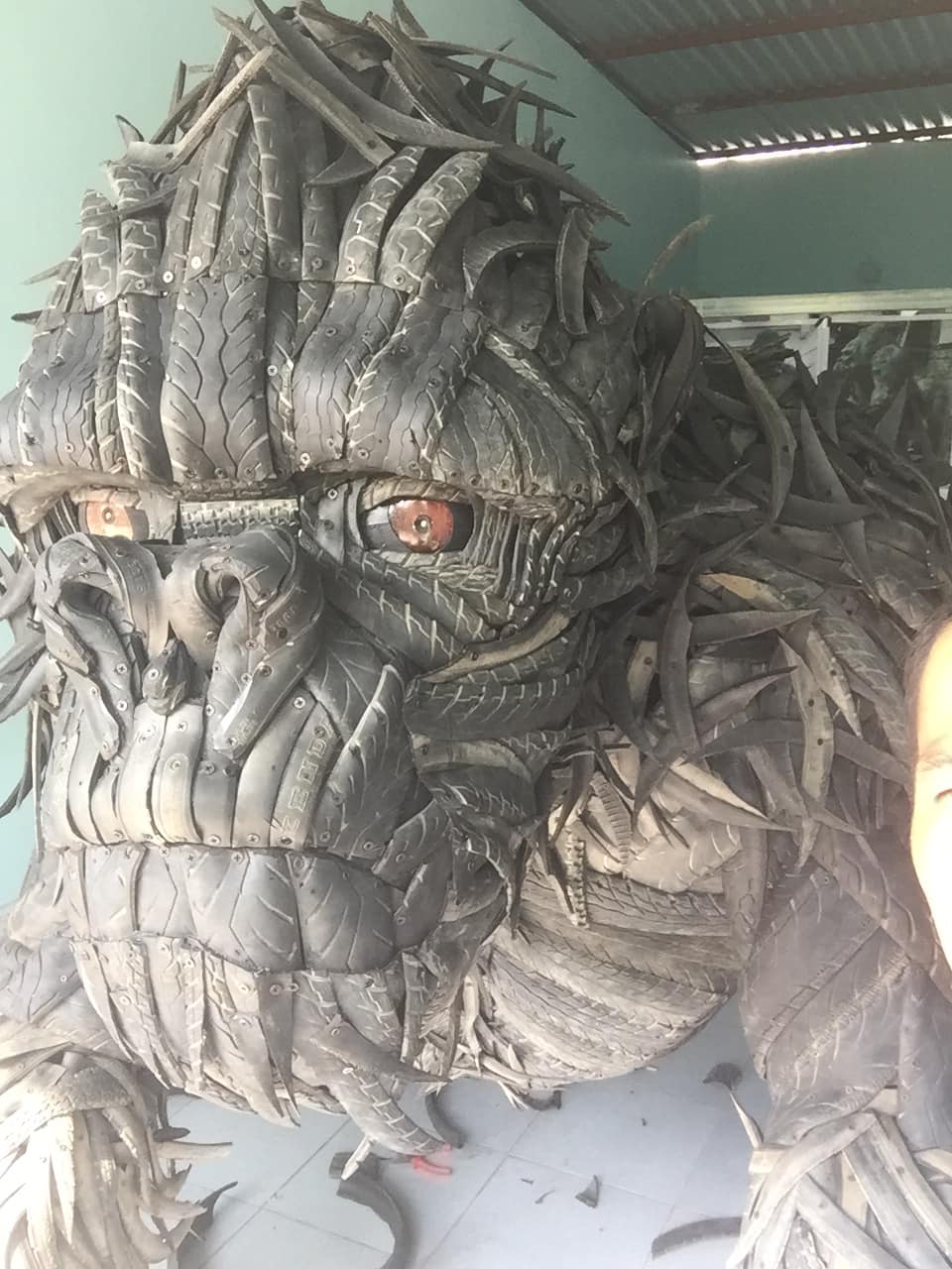 Gặp chủ nhân King Kong làm từ lốp xe đang gây bão MXH: Có lúc tự ngồi cắt lốp thấy rảnh thiệt - Ảnh 9.