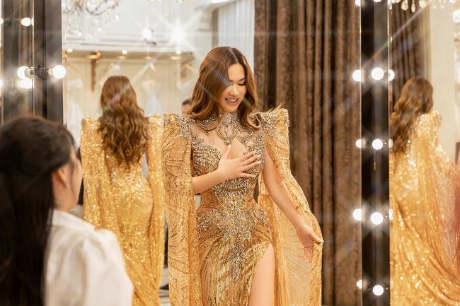 NTK người Việt tạo ra chiếc váy cho nữ tỷ phú Mimi Morris ở chung kết Miss Charm là ai? - Ảnh 2.