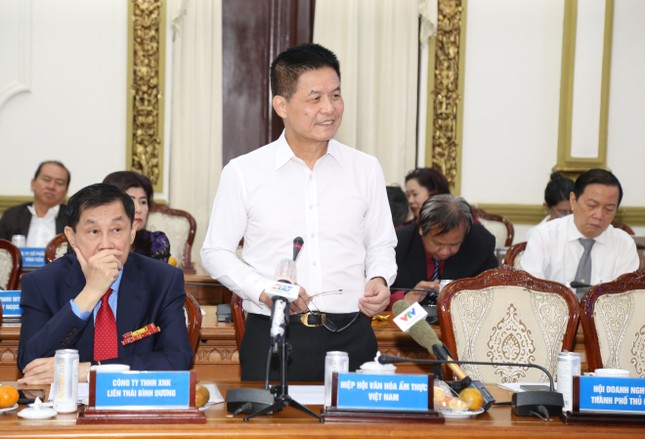 Bí thư TPHCM xem mình là thủ môn, đội ngũ doanh nhân là hàng tiền đạo - Ảnh 3. Bí thư TPHCM xem mình là thủ môn, đội ngũ doanh nhân là hàng tiền đạo - Ảnh 3.