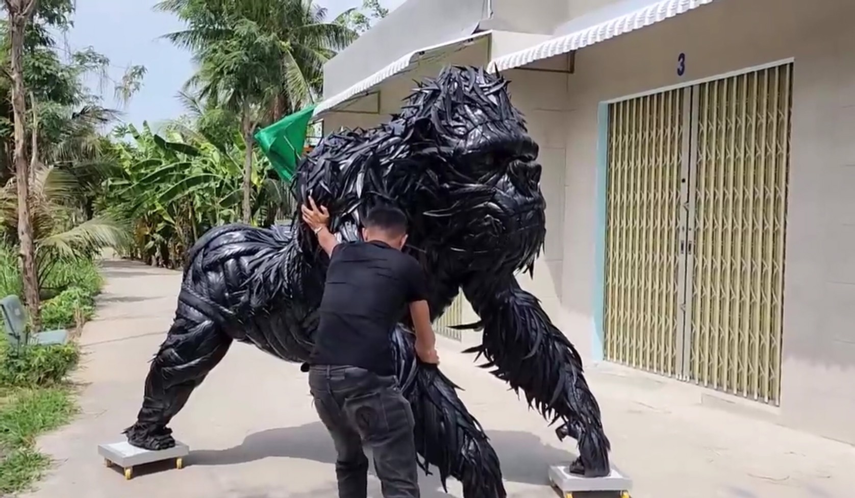 Gặp chủ nhân King Kong làm từ lốp xe đang gây bão MXH: Có lúc tự ngồi cắt lốp thấy rảnh thiệt - Ảnh 7.